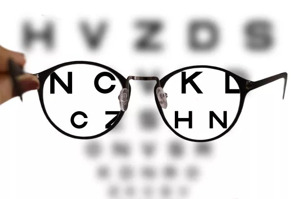 近视手术不是解决近视的办法,近视眼手术后还可能近视!